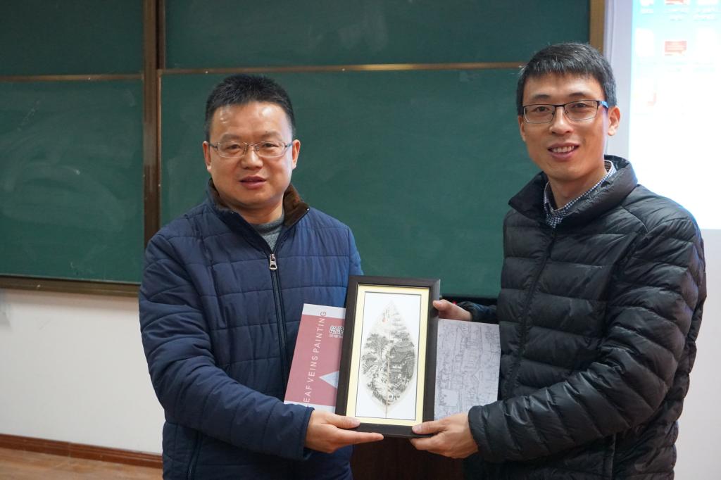 宋经理赠叶脉画于张处长