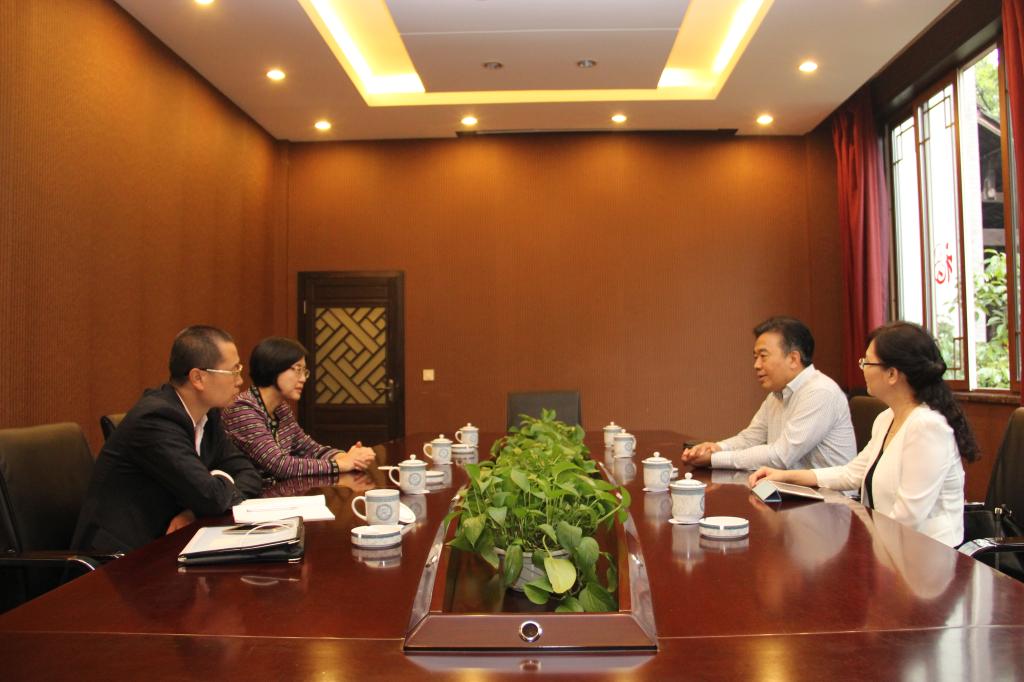 明书记和张丹副会长会谈