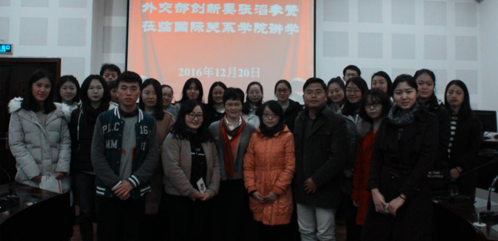 张滔参赞与师生合影