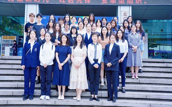 小孩们站在一起合影的一群人
中度可信度描述已自动生成