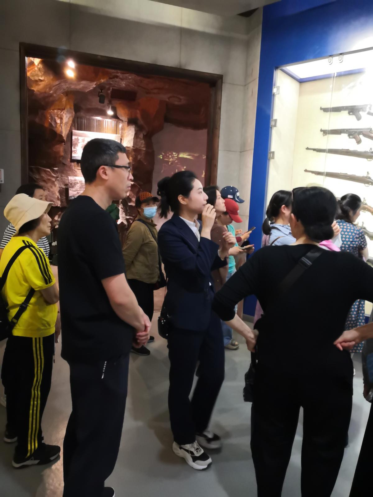 讲解员讲解现场2.jpg