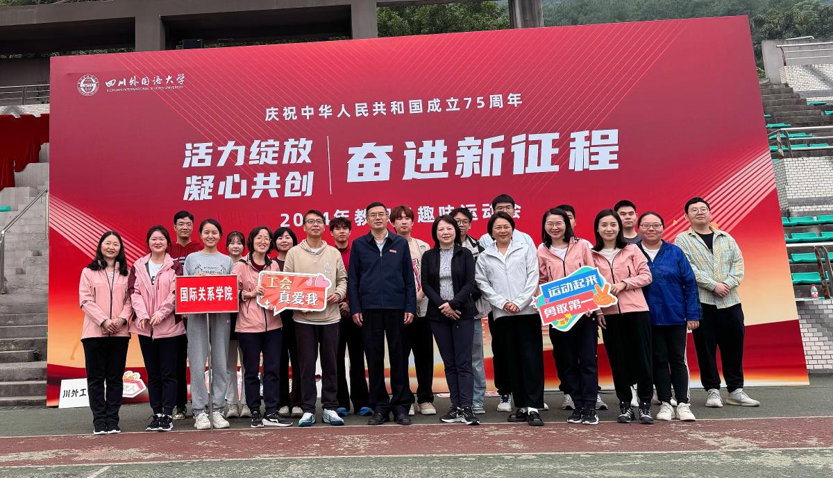 公司参赛队伍与校领导合影.jpg